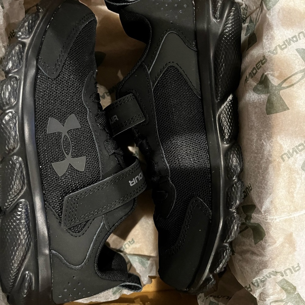 Under Armour Youth 1.5 black shoes